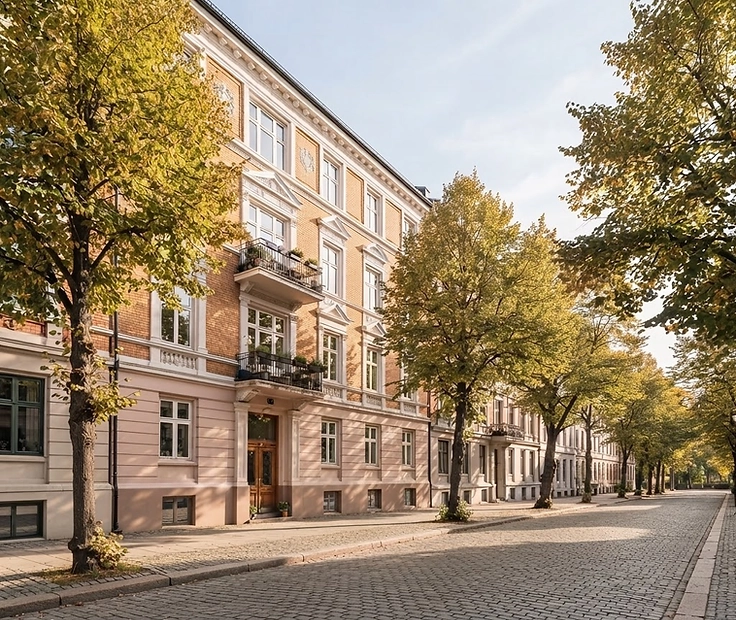 Klassisk bygård i Oslo med lindetrær i solskinn