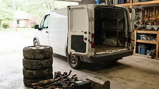 Débarras d'un garage encombré de pièces automobiles et ferraille