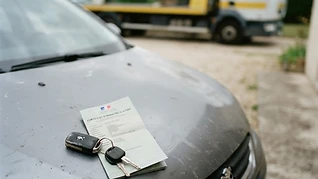 Clés et carte grise lors du rachat d'un véhicule d'occasion à Lyon