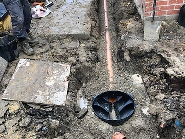 Drainage installation with inspection chamber and pipe in a trench