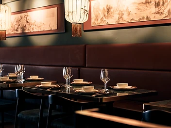 Restaurantinterieur met lantaarns en gedekte tafels