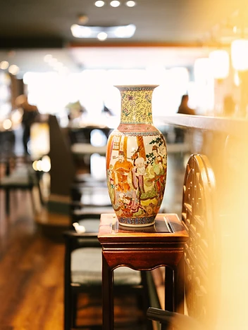 Ornate Chinese porseleinen vaas op donkere houten standaard