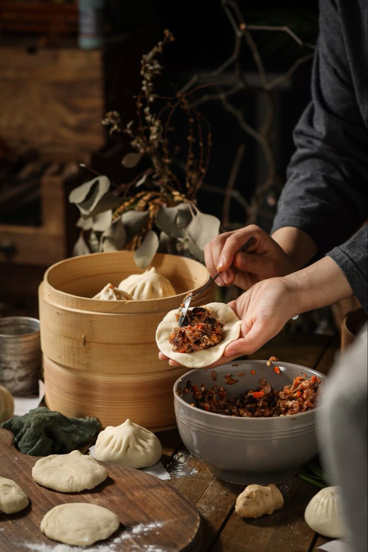 Handgemaakte gestoomde baozi worden gevuld en klaargezet in een warme keuken