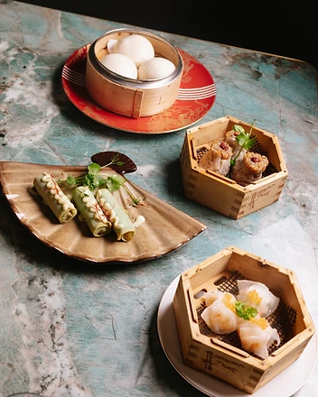 Verschillende dim sum gerechten op marmeren tafel