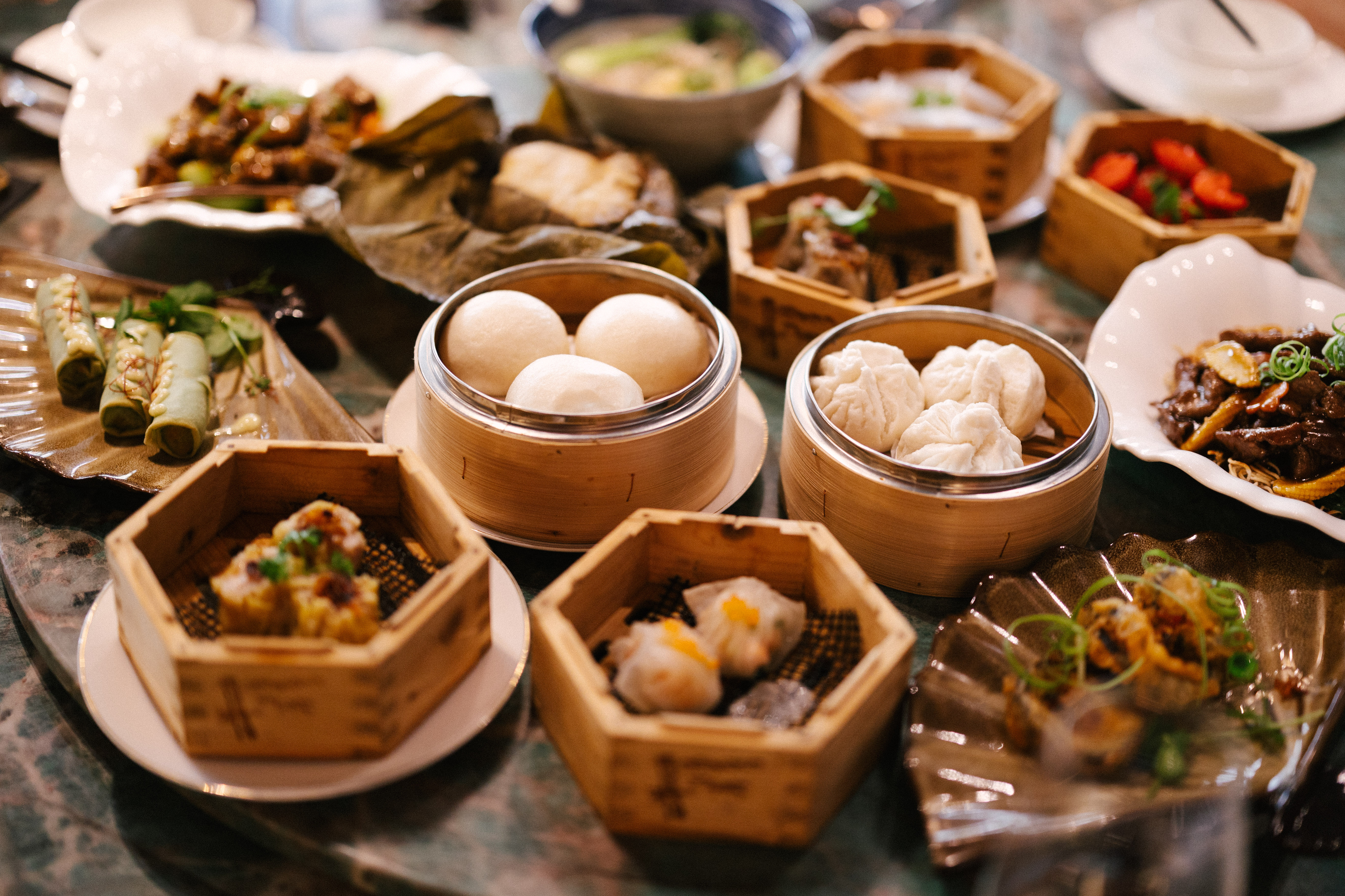 Handgemaakte dim sum en gebraad in bamboe stoommandjes bij Restaurant Qin
