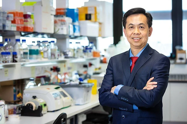Portrait of Michael Honsue Cho in a laboratory