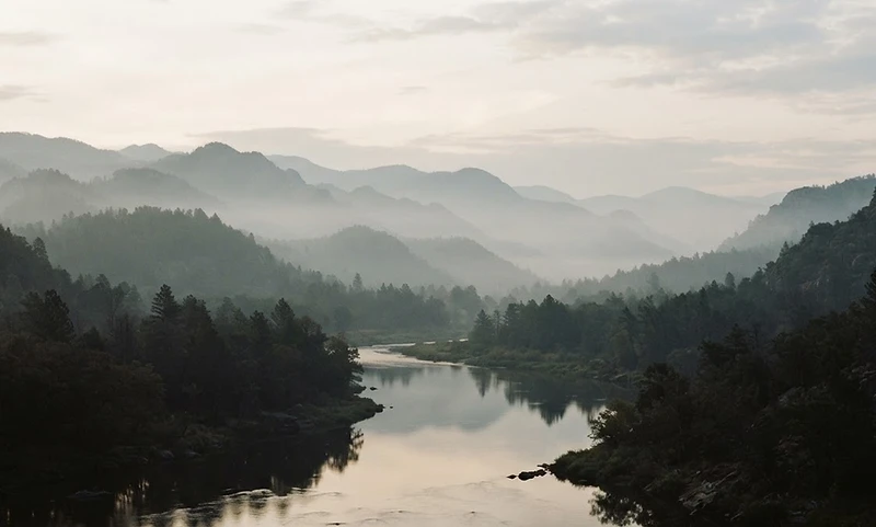 Valle montañoso al amanecer
