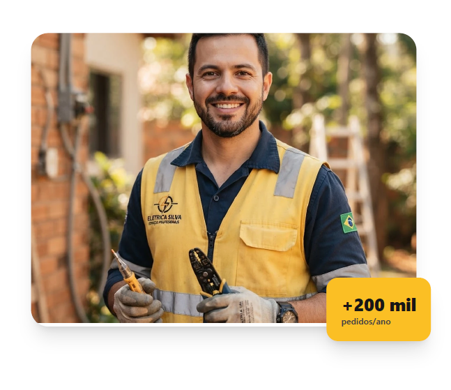 Profissional eletricista sorrindo