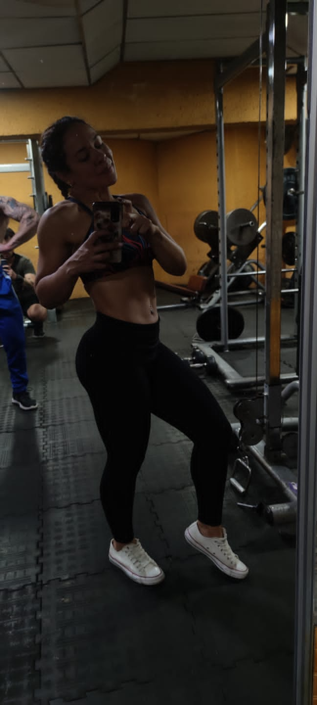 Sesión de entrenamiento en gimnasio