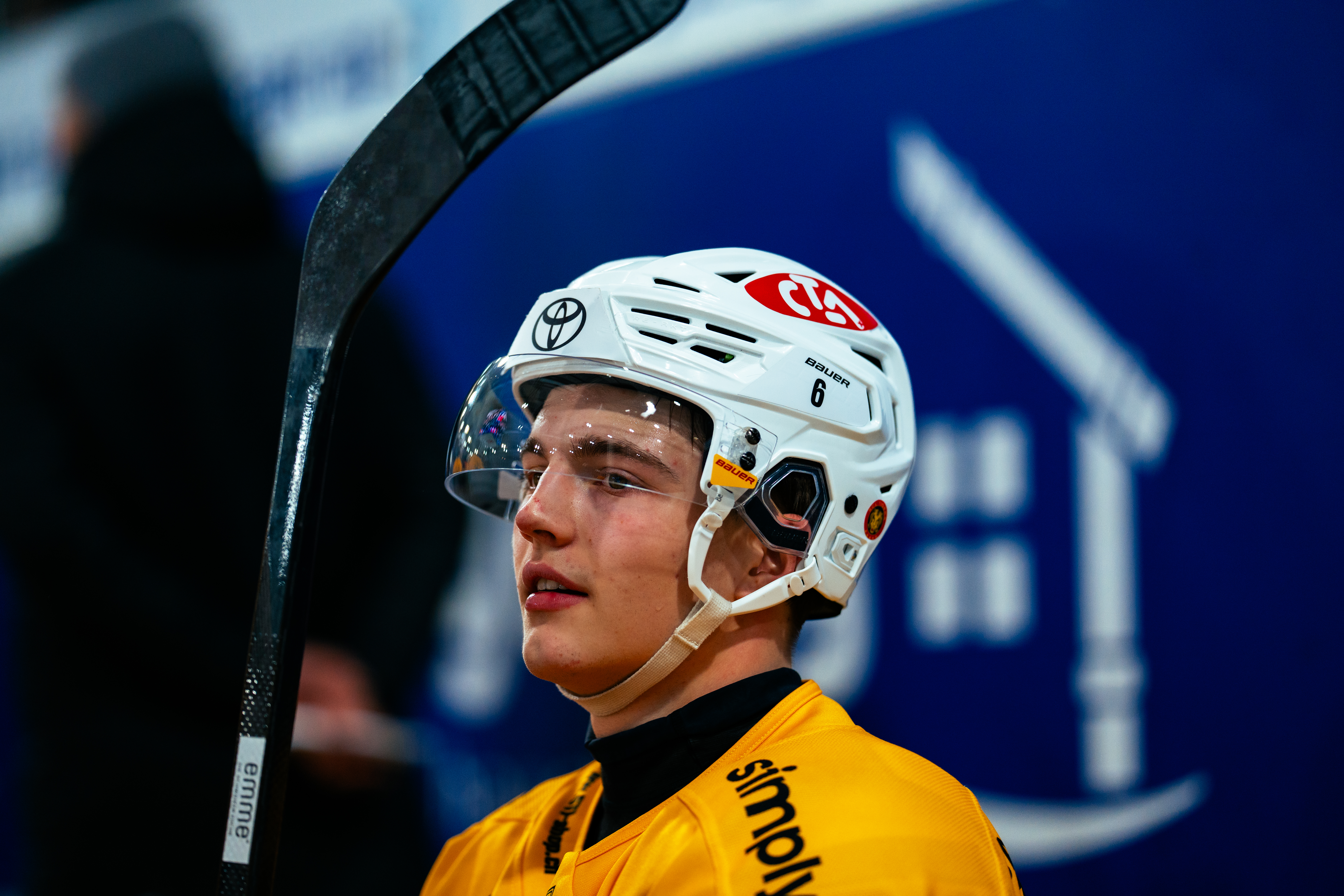 Eishockey Spieler Portrait mit Helm, Sportfotograf Schweiz