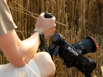 Videograf bei der Arbeit im Weizenfeld