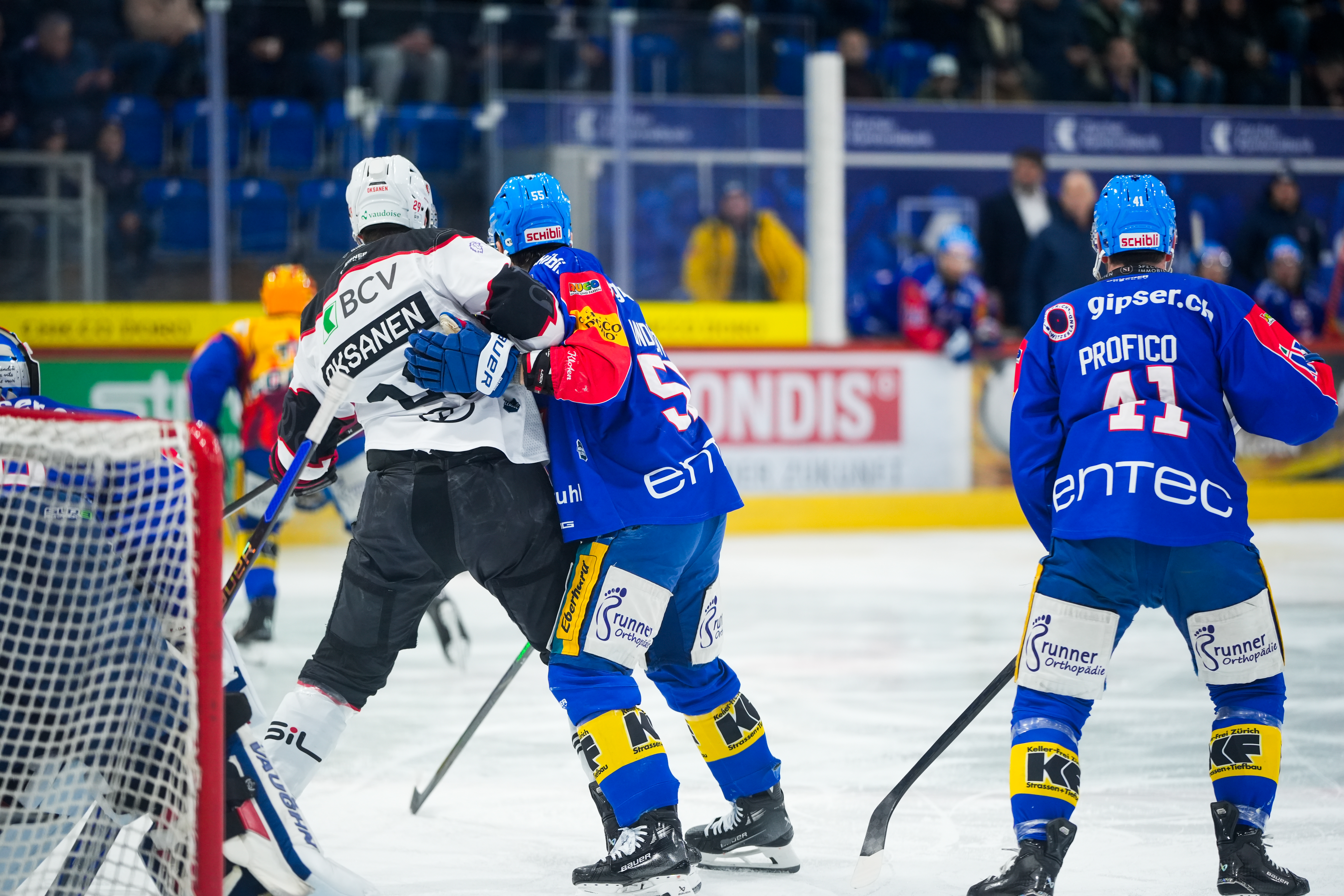 Eishockey Bodycheck im Match, Sportfotograf Schweiz