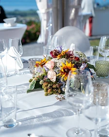 Hochzeitstisch mit Blumendekoration, Hochzeitsfotograf Winterthur
