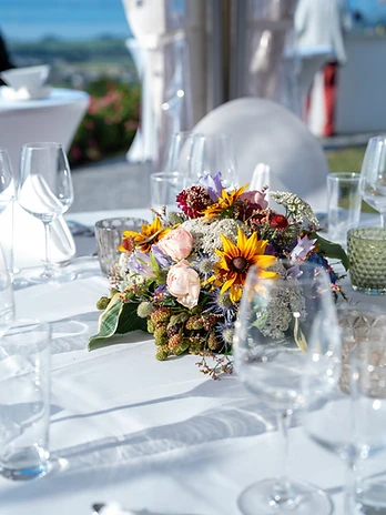 Hochzeitstisch mit Blumendekoration, Hochzeitsfotograf Winterthur