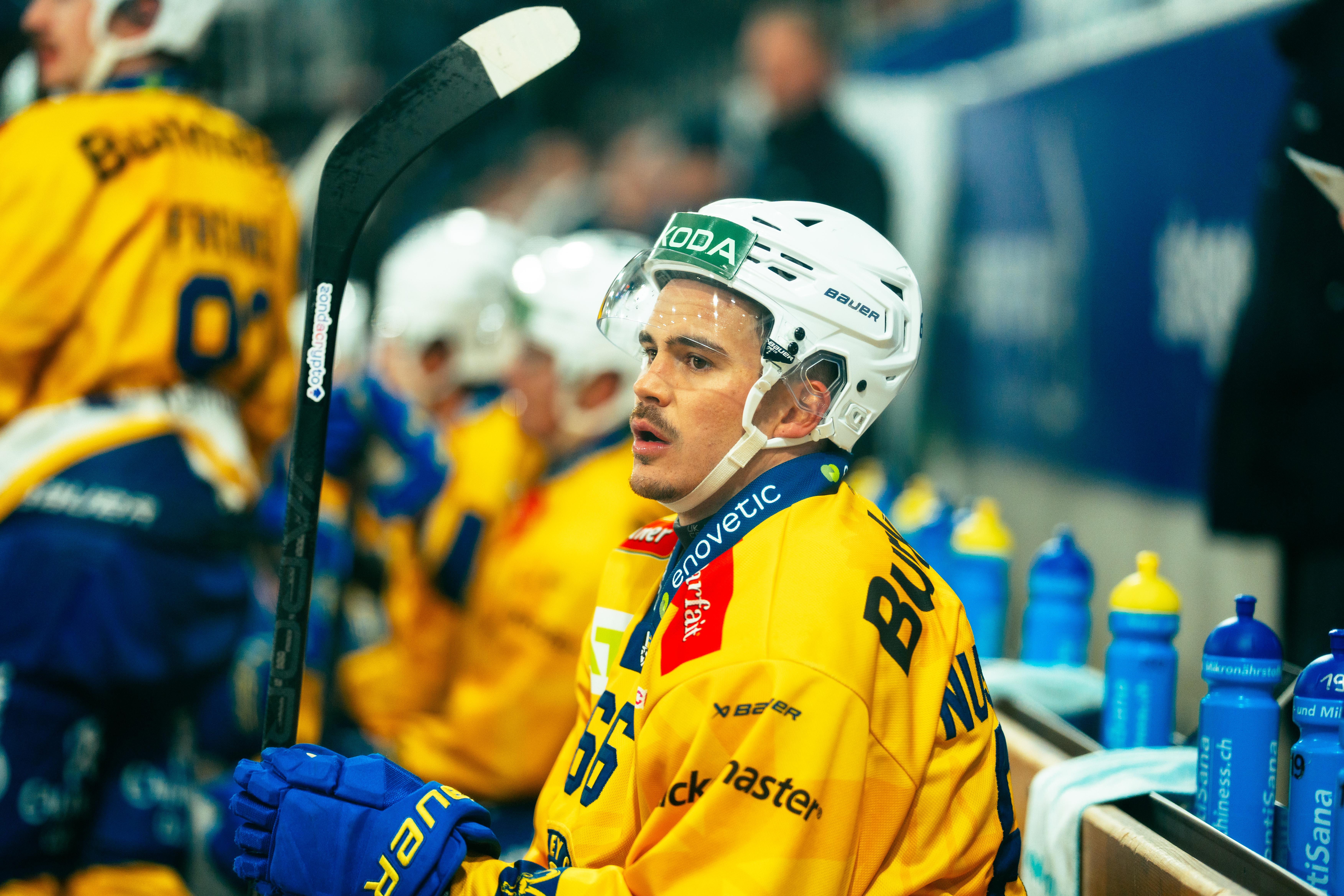 Eishockey Spieler auf der Bank, Sportfotograf Schweiz
