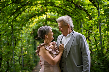 Hochzeitspaar im Laubengang, Hochzeitsfotograf Winterthur