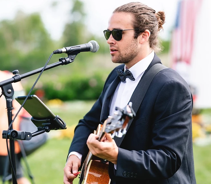 Henry Honkonen performing live with guitar and vocals