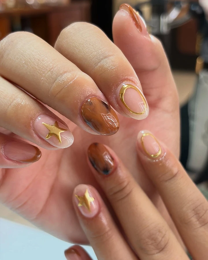 Trabajo de Alina — diseño de uñas con detalles en dorado