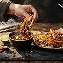 Tacos de birria con consomé de El Puerto San Jorge