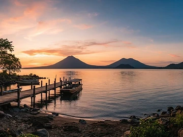 Orilla del Lago Cocibolca en San Jorge, Rivas, con la isla de Ometepe al fondo