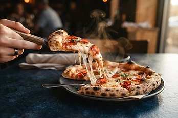 Porción de pizza pepperoni de El Puerto San Jorge con queso derretido