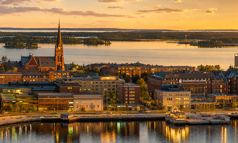 Luleå vid skymning med domkyrka och hamn i gyllene ljus