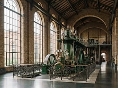 Offene Türen in der Maschinenhalle