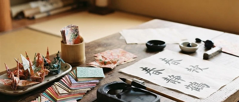 Origami und japanische Schriftzeichen bei Nacht