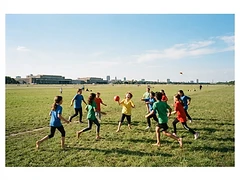 Sport im Park Teamspiele für Kinder am Tempelhofer Feld