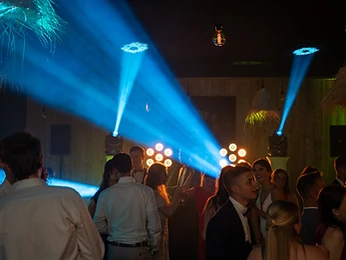 Volle dansvloer met diepte en licht op een huwelijksfeest in België