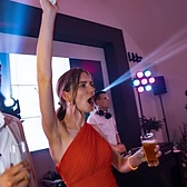 Vol energie op de dansvloer op een feest van FESTIVEAU