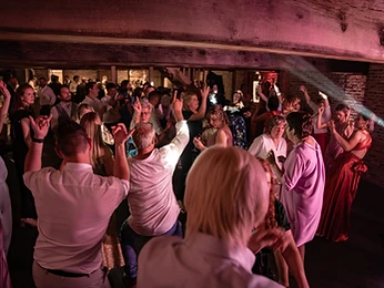 Het feest midden in de avond op een huwelijksfeest in België