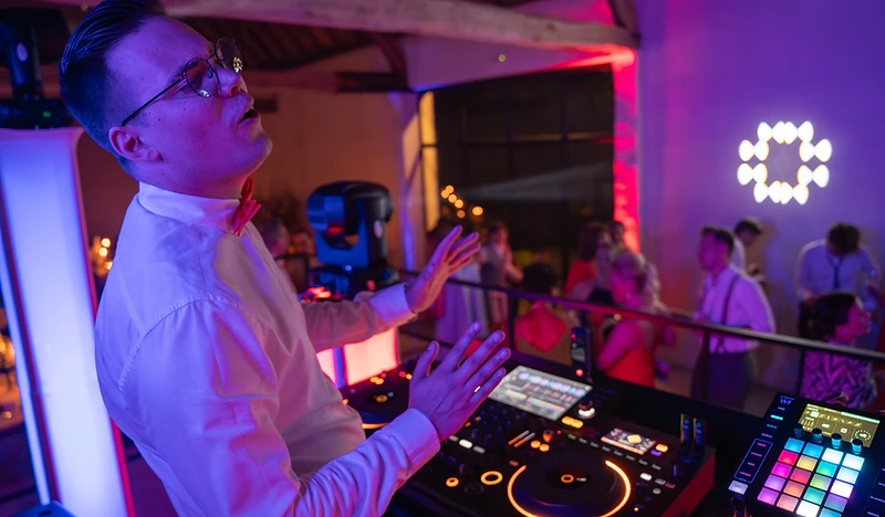 DJ van FESTIVEAU achter de draaitafels op een feest in België