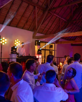 De DJ-booth van FESTIVEAU, klaar voor een feest