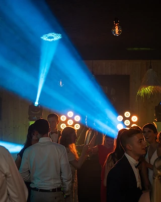 FESTIVEAU achter de DJ-booth tijdens een vol feest