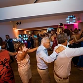 In een kring van vrienden op een feest van FESTIVEAU