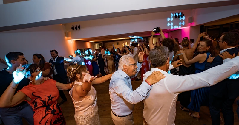 Gasten dansen samen in een kring