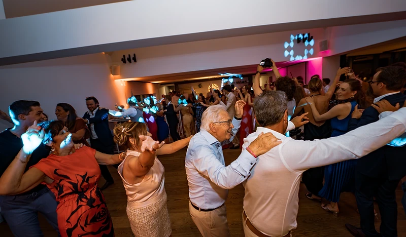 Gasten dansen samen in een kring op de dansvloer