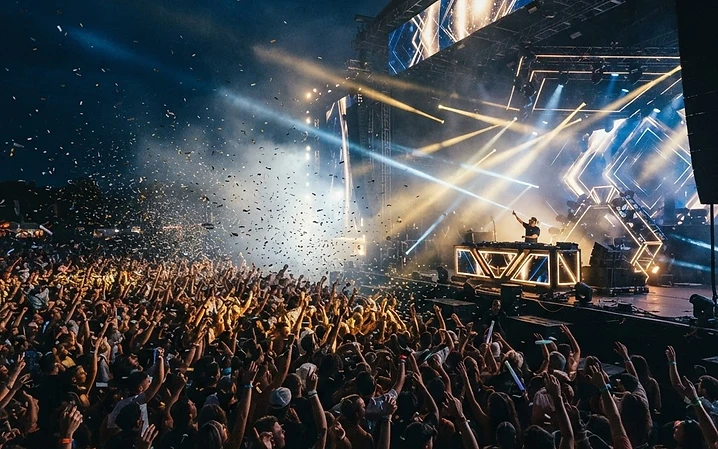 Festivalachtige feestsfeer met lichtstralen en confetti