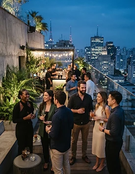Pessoas conversando em encontro profissional em um rooftop