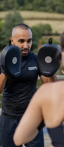 Nacer accompagne un entraînement avec des palettes de frappe en plein air