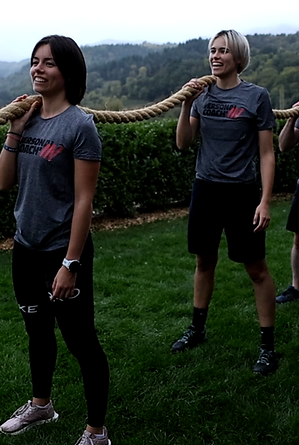 Participants réunis pour une séance de sport en groupe dans la nature