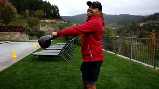 Nacer réalise un mouvement avec un kettlebell