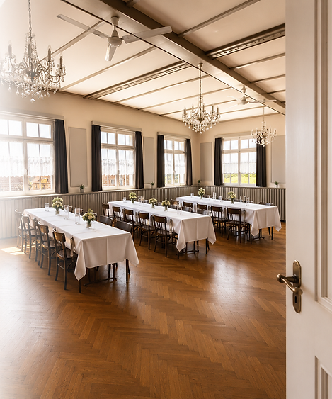 Der leere Saal im Gasthof Sternen Detligen — Auftakt-Veranstaltungsort des ersten Bällchen-Abends: Parkett, Kronleuchter, gedeckte Tische