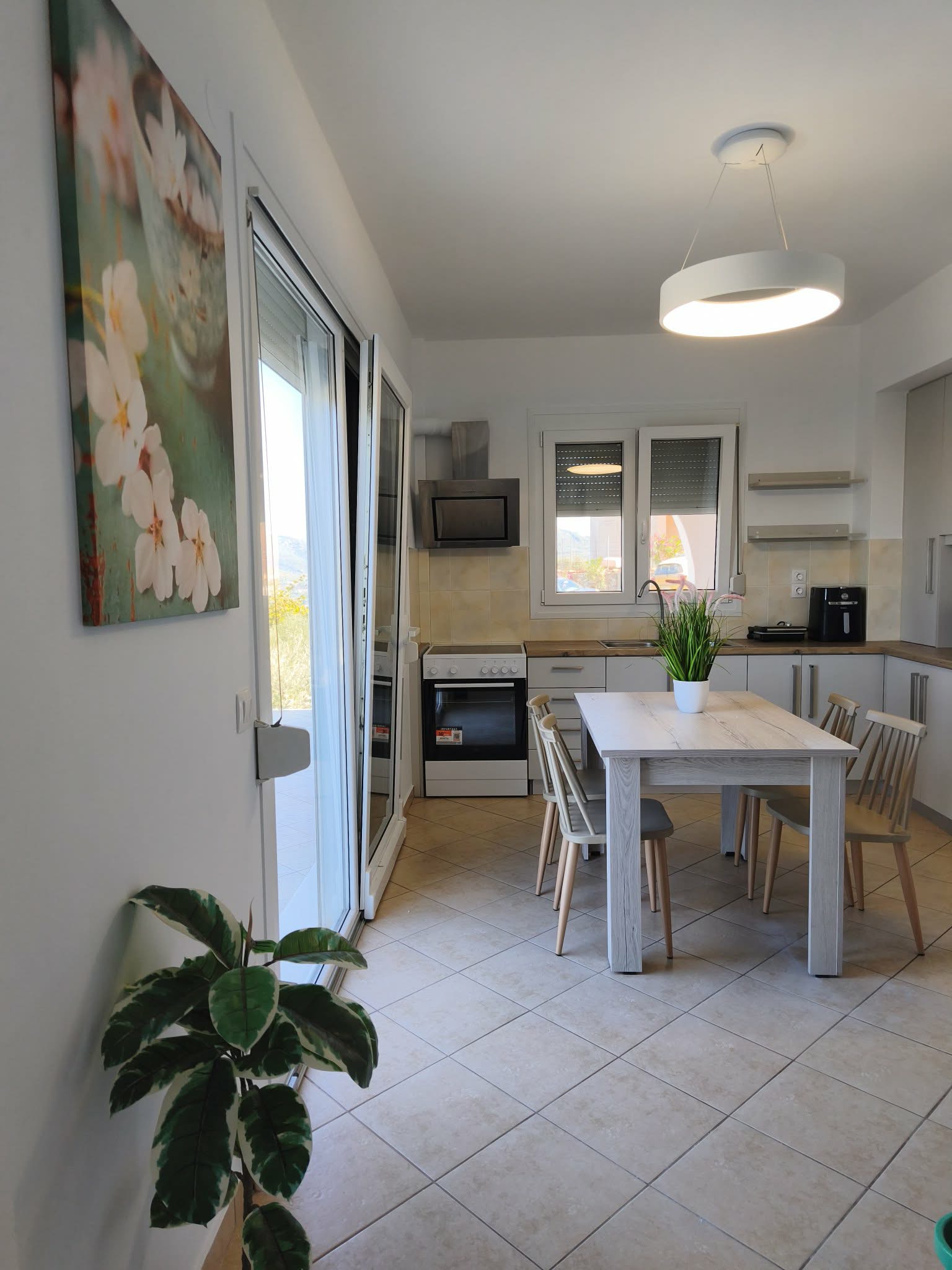 Kitchen & dining room from the entry