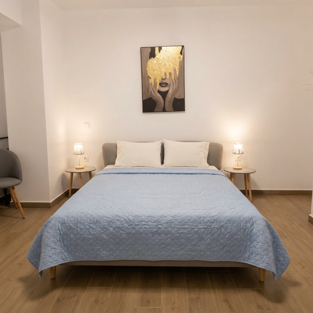 Bedroom with double bed & bedside lamps