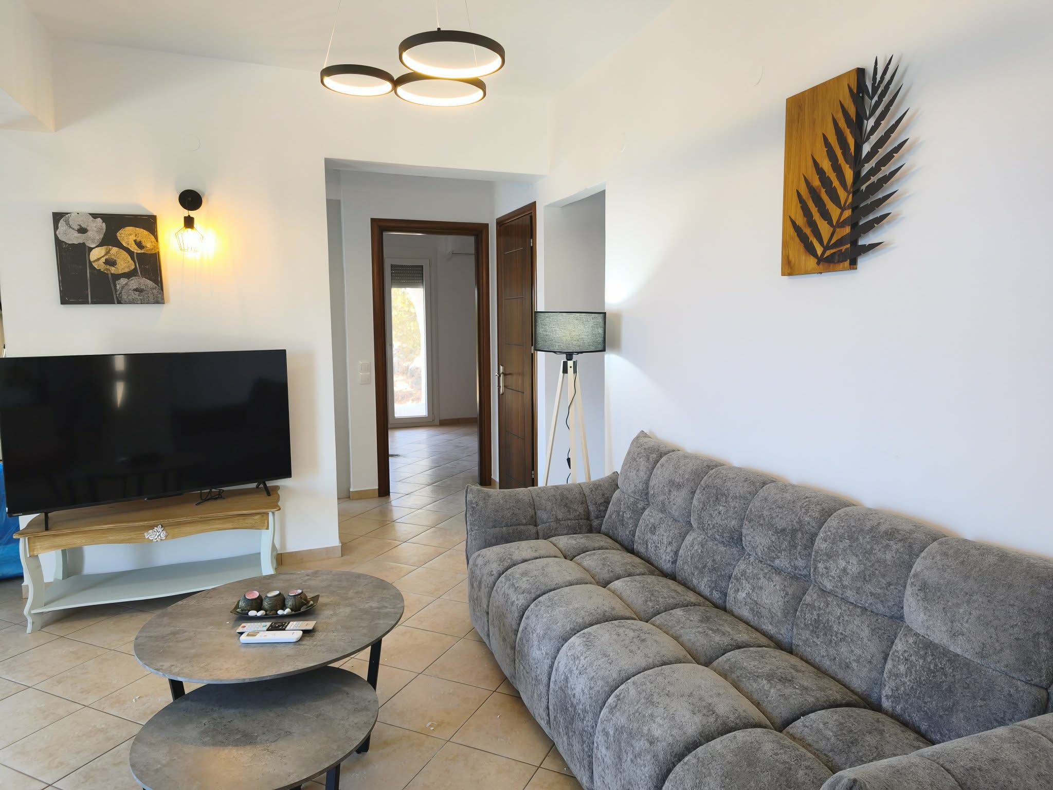 Living room with TV, sofa & coffee tables