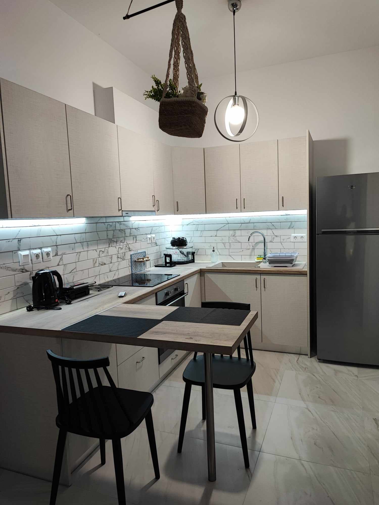 Kitchen with cooktop, oven & dining peninsula