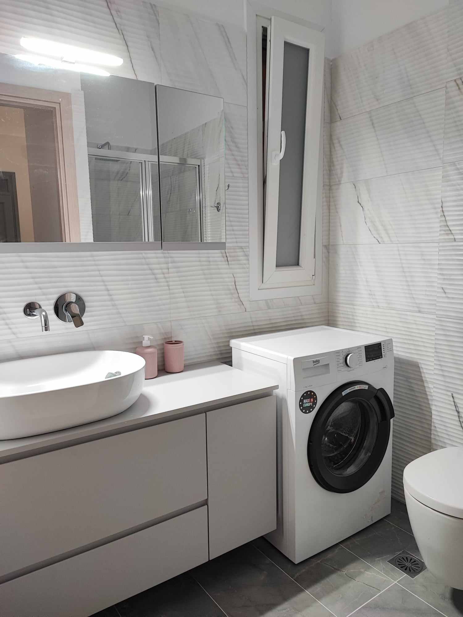 Bathroom with vanity & washing machine
