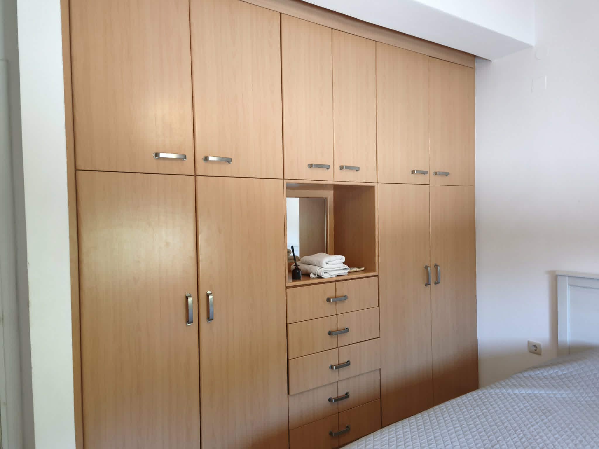 Fitted wardrobe with towel niche